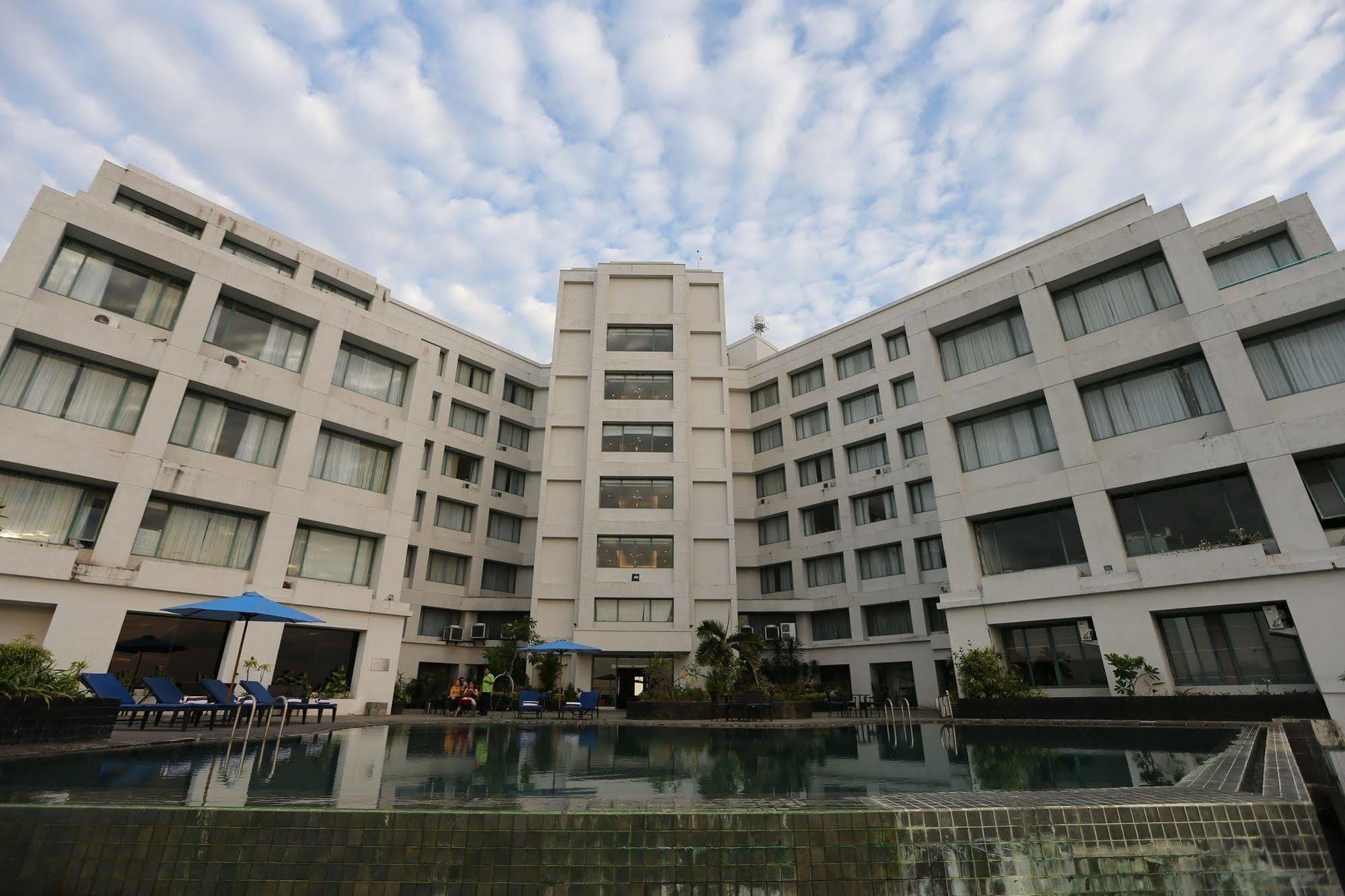 Aryaduta Manado Exterior foto