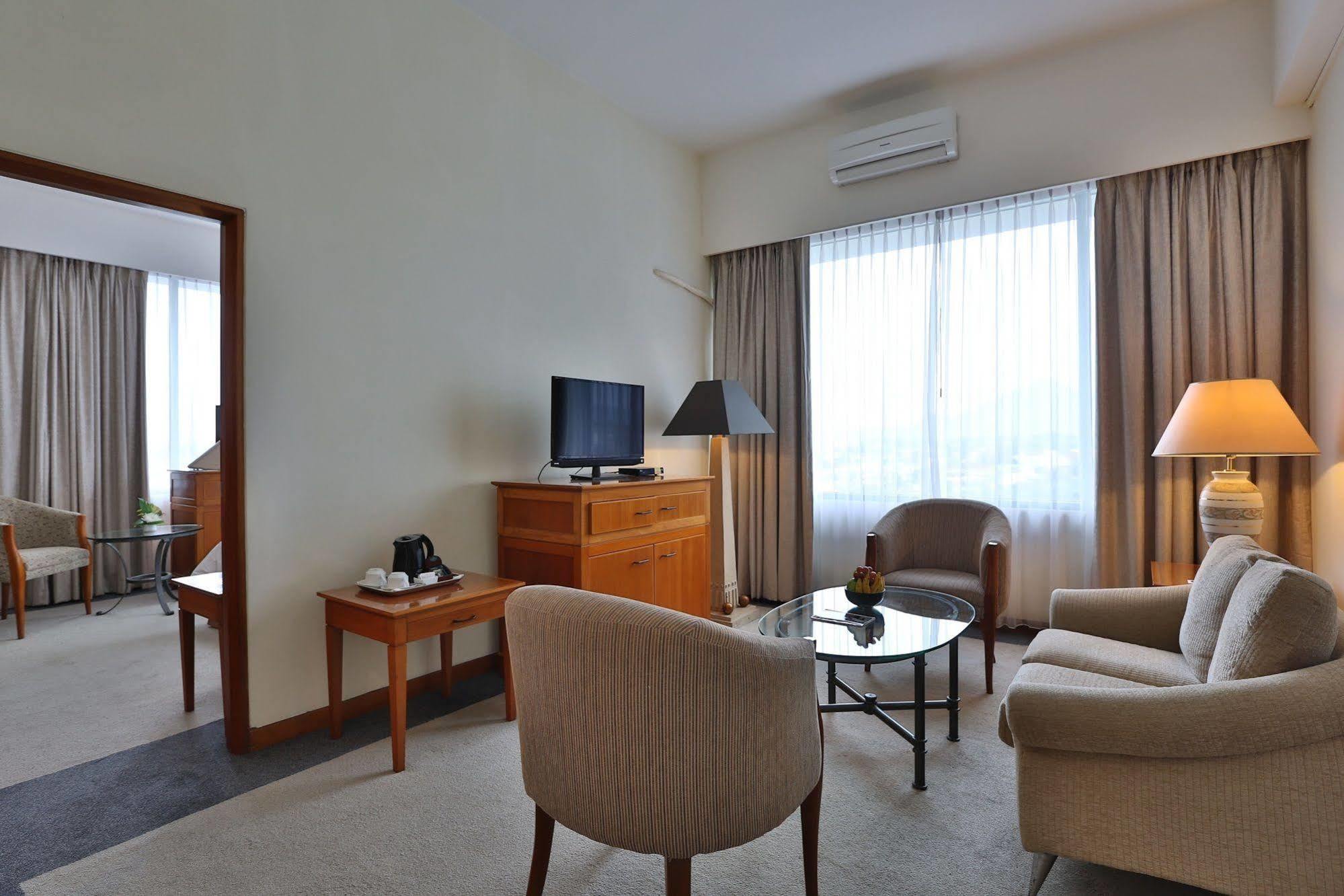 Aryaduta Manado Exterior foto